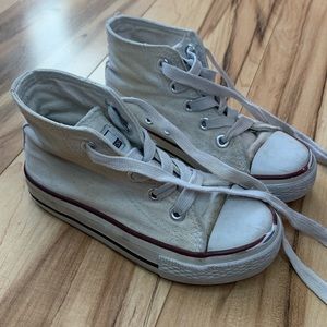 Super cute kids size 8, high top Com shoes.